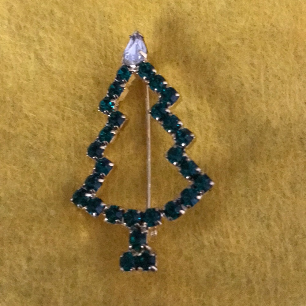 Beautiful vintage Christmas tree brooch